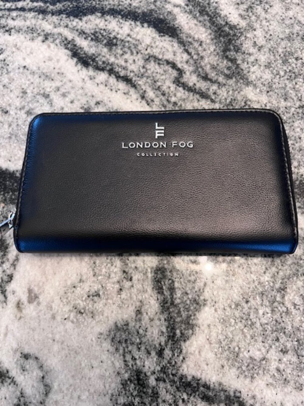 London‎ Fog Collection black faux leather Wallet zip around closure stylish